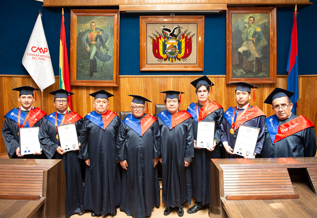 En Bolivia, profesionales UTO-Camiper recibieron su Título de Magíster