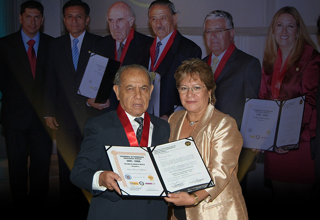 Reconocimiento a empresarios mineros pioneros en Perú
